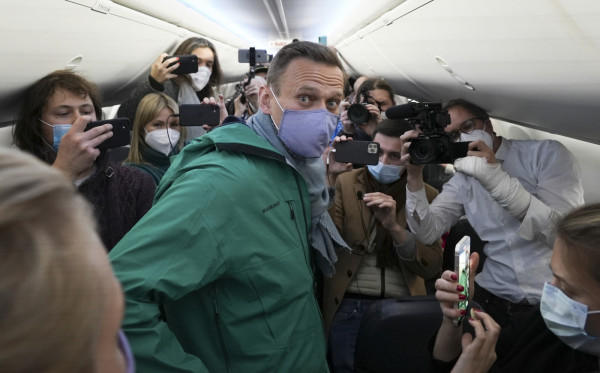 Oppositore russo Alexei Navalny all'aeroporto di Berlino in partenza verso Mosca