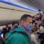 Navalny torna in Russia, il decollo dell’aereo da Berlino