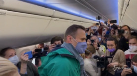 Navalny torna in Russia, il decollo dell’aereo da Berlino