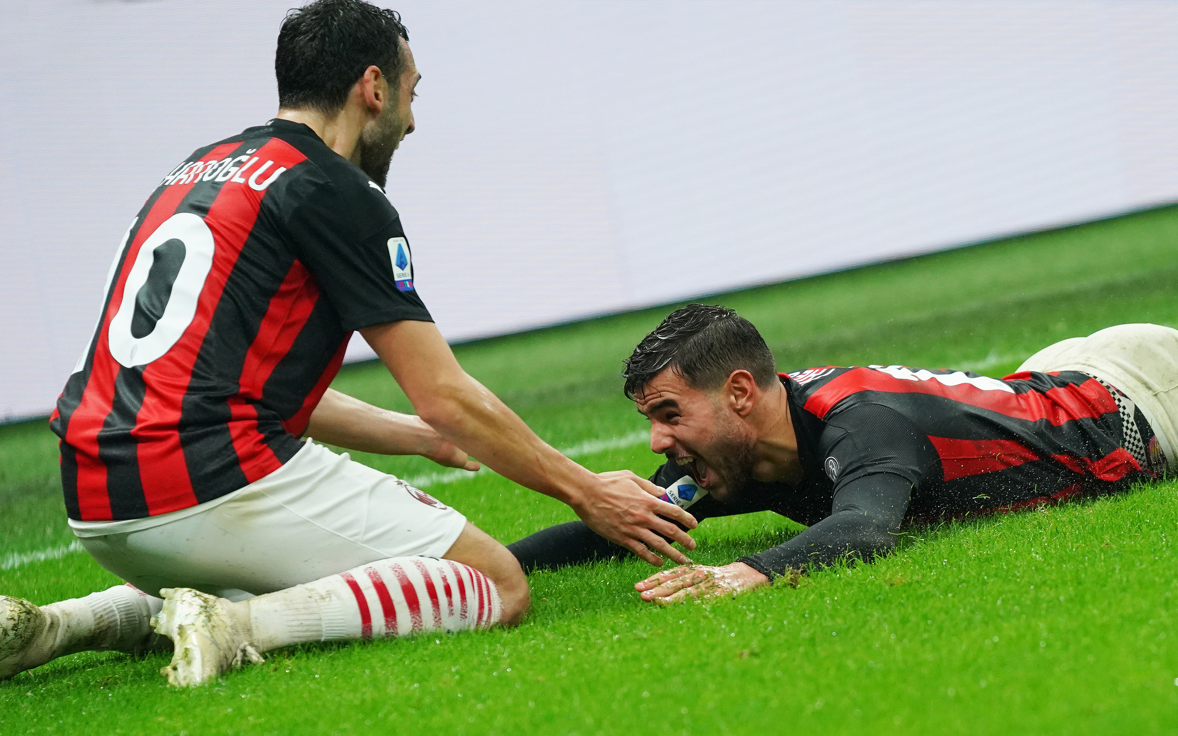 Milan: Calhanoglu e Hernandez positivi al Covid, quarantena a domicilio Milan: Calhanoglu e Hernandez positivi al Covid, quarantena a domicilio