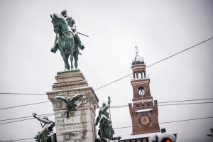 Milano si risveglia sotto la neve: le foto della città imbiancata