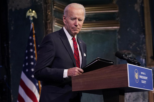 Il presidente eletto Joe Biden se ne va dopo aver parlato a un evento al Queen Theatre