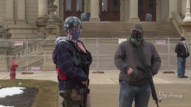 Supporter di Trump davanti ai Capitol dei diversi Stati con mitra, pistole e volto coperto