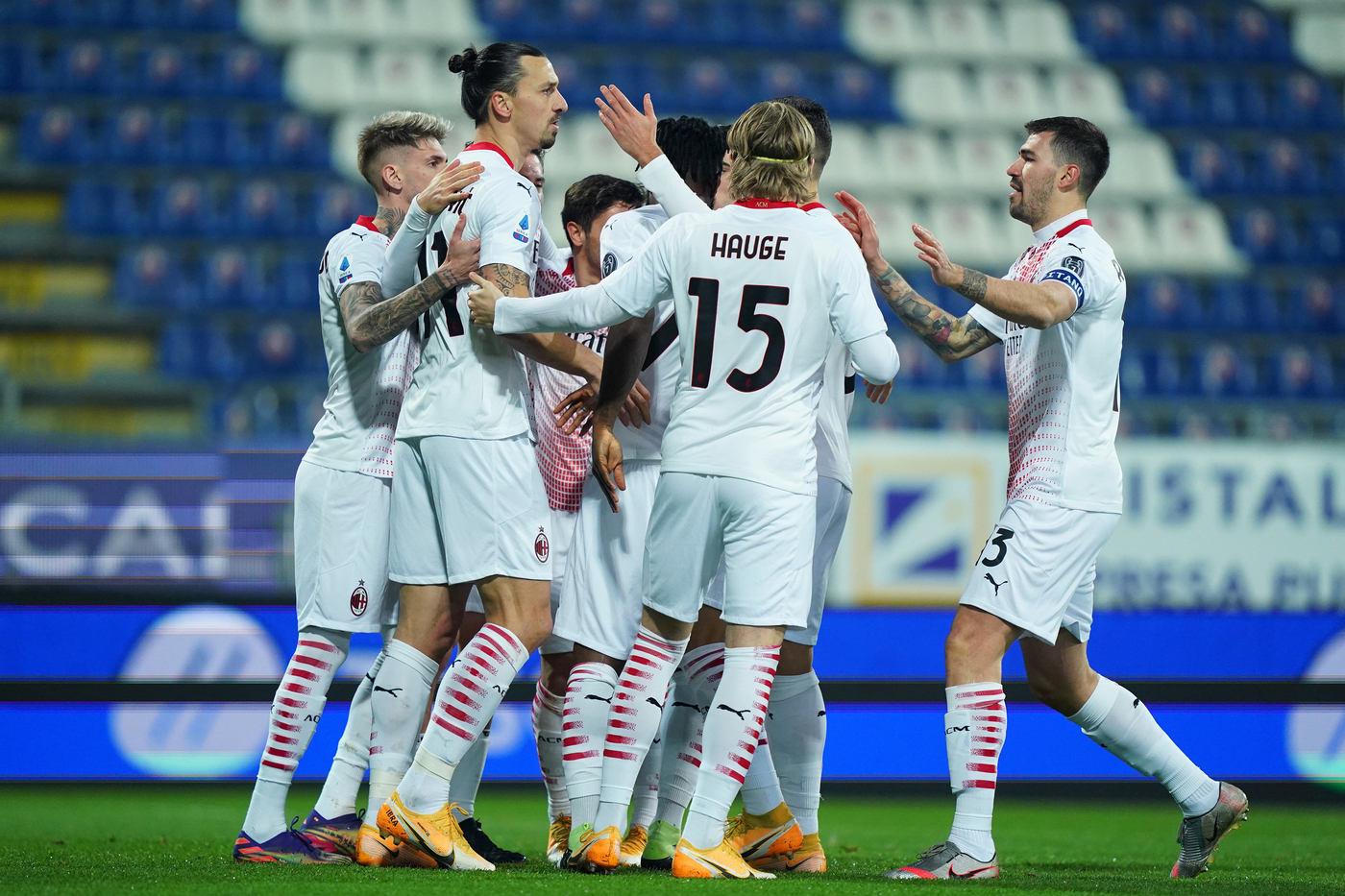 Calcio, il Milan non si ferma, doppietta di Ibra e Cagliari ko. Inter a -3 Calcio, il Milan non si ferma, doppietta di Ibra e Cagliari ko. Inter a -3