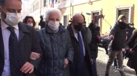 Crisi Governo, Segre ironizza con i giornalisti: “Andate a trovare le vostre nonne”