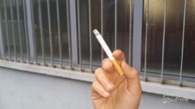 Milano, da oggi divieto di fumo all’aperto