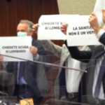 Lombardia, bagarre in Consiglio regionale: cartelli contro la Giunta Fontana