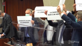 Lombardia, bagarre in Consiglio regionale: cartelli contro la Giunta Fontana