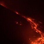Etna, la spettacolare eruzione notturna del vulcano