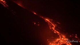 Etna, la spettacolare eruzione notturna del vulcano