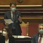 Conte risponde a Renzi: Non mi vergogno di sedermi su queste poltrone