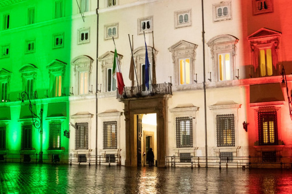 Palazzo Chigi illuminato con il tricolore