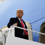 Usa, Trump sempre più solo: lascia la Casa Bianca e rompe con le tradizioni
