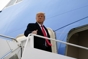 il presidente Donald Trump fa un gesto mentre sale a bordo dell'Air Force One