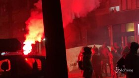 Torino, manifestazione anarchici dopo lo sgombero di corso Giulio Cesare: fumogeni e striscioni