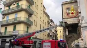 Napoli, crolla la facciata della chiesa in piazza Cavour