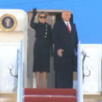 Usa, Trump sale per l’ultima volta sull’Air Force One: il decollo sulle note di ‘My Way’