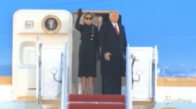 Usa, Trump sale per l’ultima volta sull’Air Force One: il decollo sulle note di ‘My Way’