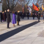 Usa, Biden e Harris al cimitero Arlington: fiori sulla tomba del milite ignoto