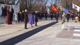 Usa, Biden e Harris al cimitero Arlington: fiori sulla tomba del milite ignoto