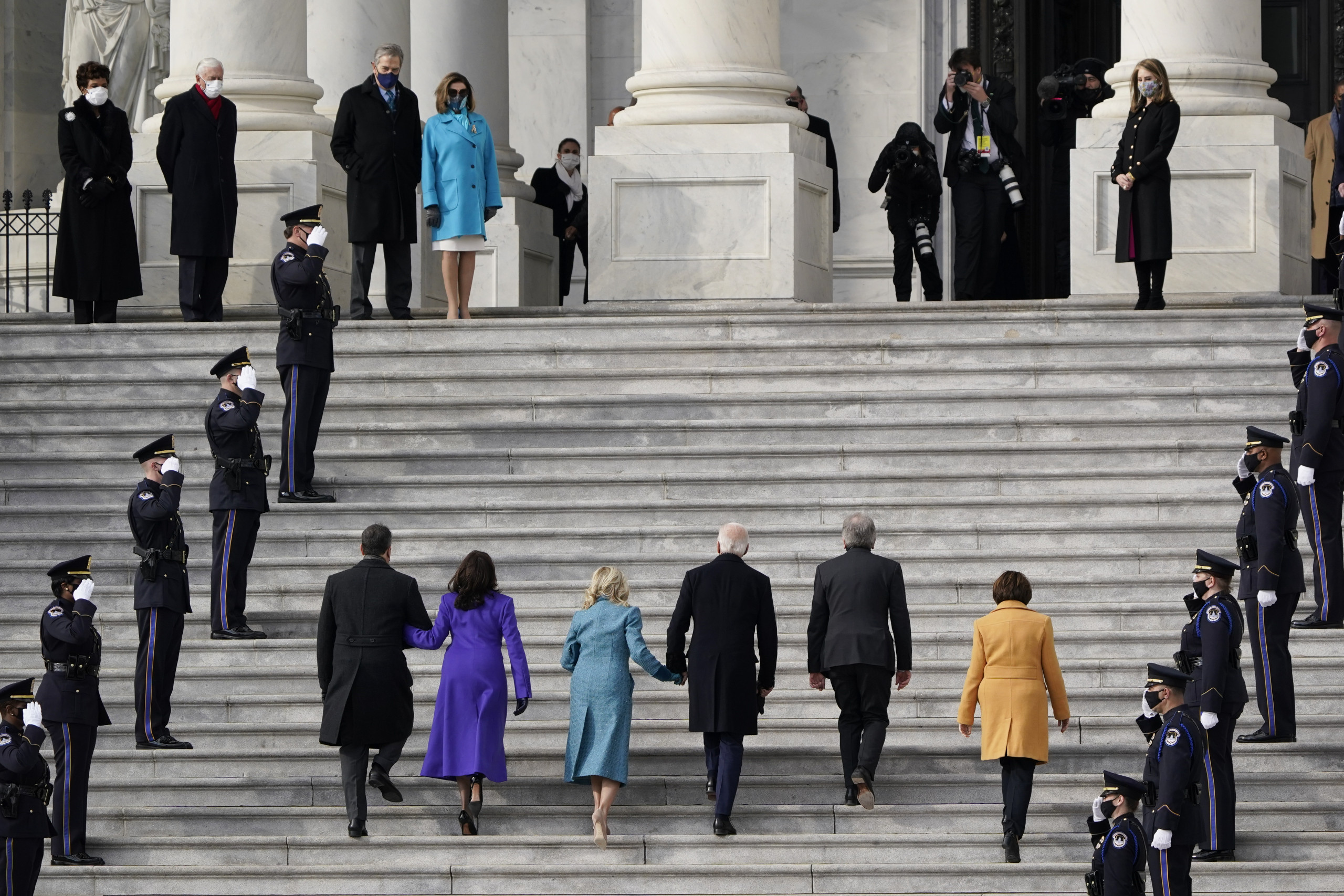 Biden e Harris hanno giurato. Il 46° presidente Usa è entrato alla Casa Bianca: “Questo è il giorno della democrazia”