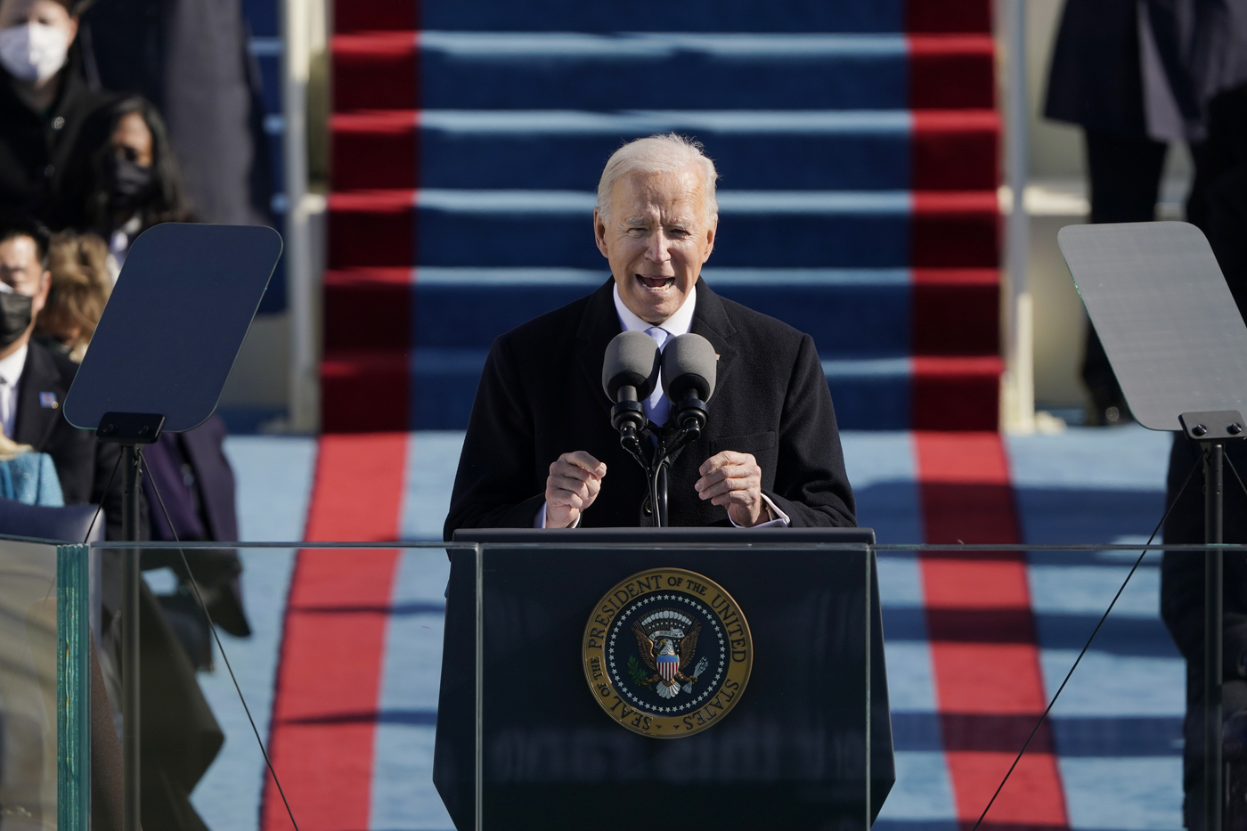 Inizia l’era Biden: firmati 17 provvedimenti per far cambiare passo agli Stati Uniti