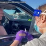 Covid, anche Schwarzenegger si è vaccinato: “Fatelo anche voi se volete vivere”
