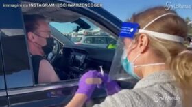 Covid, anche Schwarzenegger si è vaccinato: “Fatelo anche voi se volete vivere”