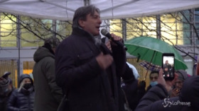 Milano, i ristoratori cacciano dalla manifestazione l’avvocato negazionista: “Ci dissociamo”