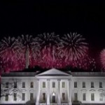 Usa, Biden e la First Lady guardano i fuochi d’artificio dal balcone della Casa Bianca