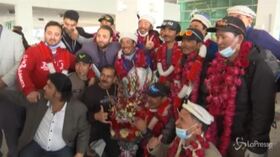 Islamabad, festa in aeroporto per gli alpinisti nepalesi che hanno scalato il K2 in inverno