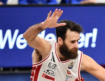 Marco Belinelli (Virtus Bologna) in azione contrastato da Luigi Datome