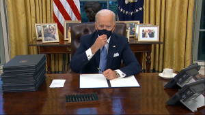 Biden firma il primo provvedimento