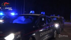 Napoli, carabinieri ritrovano vero e proprio arsenale nascosto in cassaforte: 5 denunce