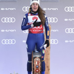 Sofia Goggia festeggia sul podio