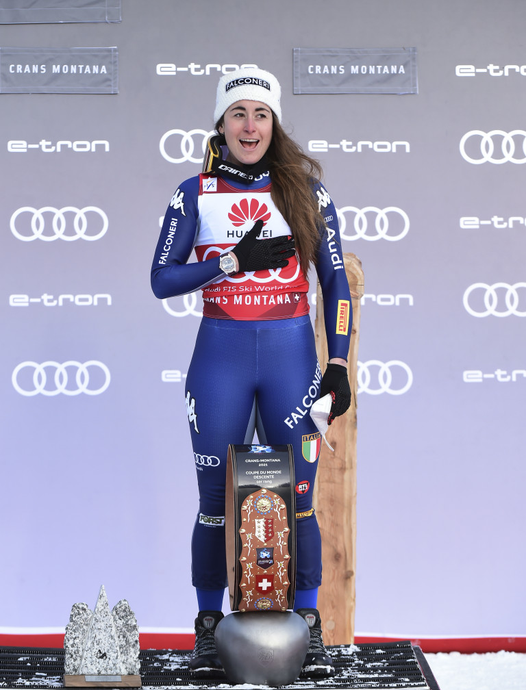Sofia Goggia festeggia sul podio