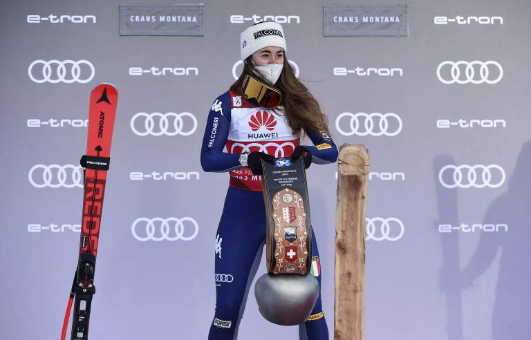 L'italiana Sofia Goggia festeggia sul podio