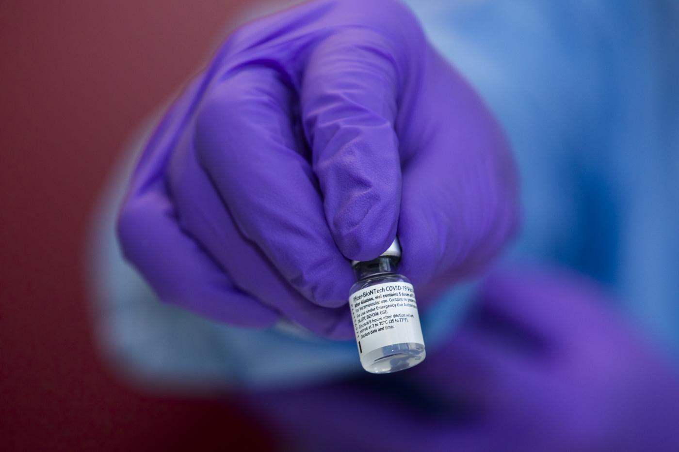 Vaccini, per Over 80 slitta di 1 mese. Pfizer: “Dalla prossima settimana dosi a regime” Vaccini, per Over 80 slitta di 1 mese. Pfizer: “Dalla prossima settimana dosi a regime”