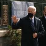 Usa, il presidente Biden si ferma a prendere un bagel dopo la messa domenicale