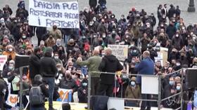 Roma, la protesta dei ristoratori in piazza del Popolo: “Fateci riaprire”