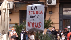 Scuola, a Napoli studenti in piazza: “Usati come cavie, chiediamo scuole sicure”
