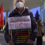 Flash mob contro la giunta Fontana: “Governati dall’incompetenza, ignoranza e dagli affari”