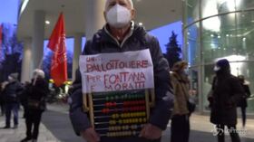 Flash mob contro la giunta Fontana: “Governati dall’incompetenza, ignoranza e dagli affari”