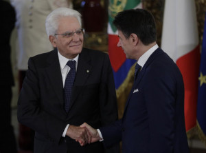il Presidente della Repubblica Sergio Mattarella, a sinistra, stringe la mano al Primo Ministro Giuseppe Conte
