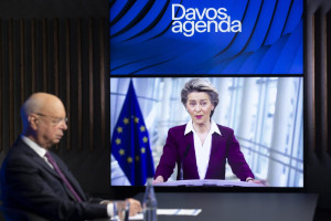 Klaus Schwab, fondatore e presidente esecutivo del World Economic Forum, WEF, ascolta il presidente della Commissione europea Ursula von der Leyen