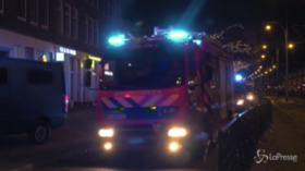 Olanda, proteste contro il lockdown a Rotterdam: roghi e vetrine rotte