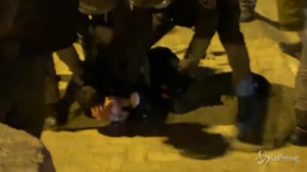 Israele, proteste degli ultraortodossi contro le restrizioni: scontri a Gerusalemme
