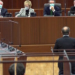 Bagarre in Regione Lombardia, il consigliere Usuelli si inginocchia in aula “supplicando” i dati a Fontana