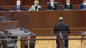 Bagarre in Regione Lombardia, il consigliere Usuelli si inginocchia in aula “supplicando” i dati a Fontana