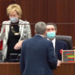 Lombardia, Bussolati regala pallottoliere a Fontana dopo caos sui dati: “Un supporto per i calcoli”